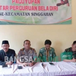 Ketua Paguyuban bersama muspika kecamatan setempat. foto: AHMAD/ BANGSAONLINE