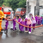 Keseruan murid PAUD saat mengikuti pengenalan profesi Pemadam Kebakaran di Pamekasan