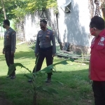 Polisi saat memeriksa titik lokasi di Taman Maramis yang diduga dijadikan tempat mesum. 