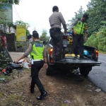 Petugas mengevakuasi motor yang terlibat laka.