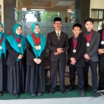 Delapan siswa MTsN 1 Kota Malang juara debat bahasa Inggris tingkat Internasional di Amerika foto bersama Kepala Madrasah Drs. H. Samsudin, M.Pd. Kamis (21/11). foto: IWAN IRAWAN/ BANGSAONLINE