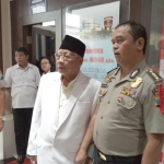 Ketua MUI Jatim H Abdussomad Bhukori bersama Kabid Humas Polda Jatim Kombespol Barung Mangera.