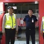 Petugas saat berada di Bank Jatim Unit Keppo Pamekasan.