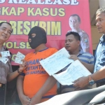 Achmad Zamroni saat dirilis di Mapolres Sidoarjo.