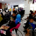 Suasana RSUD Dr Wahidin Sudiro Husodo terlihat penuh antrean pasien.