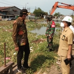 SIDAK: Bupati Ahmad Muhdlor mengecek normalisasi sungai di Desa/Kecamatan Sukodono, Rabu (8/9/2021). foto: MUSTAIN/ BANGSAONLINE 