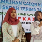 Vania el Kamila saat berikan sambutan usai serah terima jabatan didampingi Umi Hanik, (kiri) ketua sebelumnya.