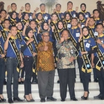 Bupati Sambari HR didampingi Kadisbudpar Mighfar syukur bersama para finalis Cak & Yuk 2017.