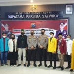 Foto bersama usai acara dialog dengan mahasiswa di Polres Ngawi.