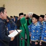 Bupati Lamongan Yuhronur Efendi saat melantik dan mengambil sumpah 400 ASN jabatan fungsional.