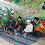 Ahmad Yani (pegang mik) saat memberikan materi dalam pelatihan budi daya pisang cavendish. Tampak di sampingnya, KH. Abd Rokhim (Rais Syuriah PCNU Bangil) dan Winaryo (Ketua LPPNU Bangil). foto: AHMAD FUAD/ BANGSAONLINE