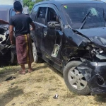 Dua mobil yang terlibat kecelakaan di Jalan Raya Pamekasan-Sumenep.