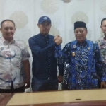 Nil Maizar bersama manajemen Persela.