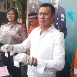 AKP. Syamsul Hidayat, Kasat Reskoba Porles Makota, didampingi Kasubag Humas Polres Makota Ipda. Ni Made S Marhaeni, saat menunjukkan barang bukti sabu-sabu di 3 tersangka, Selasa (29/01). Foto: IWAN IRAWAN/BANGSAONLINE