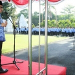 ?Bupati Anas saat memimpin upacara di kantor Pemkab.