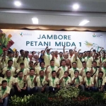 Dirut PT. Petrokimia Gresik Nugroho Christijanto foto bersama para petani muda. foto: SYUHUD/ BANGSAONLINE