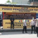 Kapolresta Sidoarjo Kombes Pol. Kusumo Wahyu Bintoro melakukan pengecekan pembatasan mobilitas kendaraan di Pos Pengendalian Rayon 2 PPKM Darurat di Gempol, perbatasan Pasuruan-Sidoarjo, Senin (5/7/2021). (foto: ist)