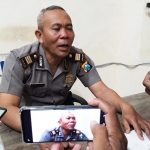 Kasubbag Humas Polres Kediri Kota AKP Kamsudi saat memberi penjelasan kepada wartawan. 