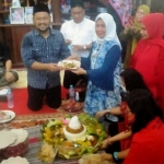 Istri Bambang Suhartono (Bambang Ger) Ir. Hj. Siti Muafiyah saat menyerahkan potongan tumpeng kepada Gus Yani. (foto: ist)