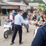 Pegawai Kantor Imigrasi Kediri saat membagikan takjil kepada para pengguna jalan. foto: ist.