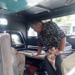 Bambang saat diciduk oleh Satpol PP Kota Kediri.