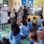 Anggota relawan demokrasi Ngawi ketika mengadakan sosialisasi pada penyandang disabilitas. 