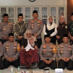 Kapolda Jawa Timur Irjen Pol. Imam Sugianto bersama Pj. Gubernur Jatim Adhy Karyono saat silahturahmi ke Pengasuh Ponpes Al-Falah. Foto: Ist. 