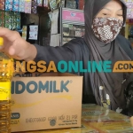 Salah satu pedagang di Pasar Pahing, Kota Kediri, saat melayani pembeli. Foto: MUJI HARJITA/BANGSAONLINE