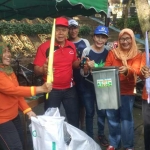 Peserta menyerahkan kantong sampah dan mendapat hadiah payung dan tempat sampah dari panitia. foto: HERMAN S/ BANGSAONLINE