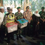 Gubernur Jatim Khofifah Indar Parawansa saat memberikan bingkisan lebaran kepada anggota yang bertugas di pos pantau.