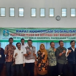 Suasana foto bersama peserta sosialisasi pengelolaan pesisir dan sertifikasi bibit mangrove di wilayah Madura.