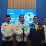 Bupati Sampang, Slamet junadi, saat konferensi pers di gedung Smart Room. Foto: MUTAMMIM/BANGSAONLINE