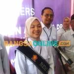 Ketua DPC Gerindra Jombang, Octadella Bilytha, beserta rombongan saat daftar ke KPU. Foto: AAN AMRULLOH/BANGSAONLINE