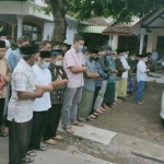 Mohammad Al-Barra saat menjadi imam salat jenazah KH Ahmad Baidhowi, Jumat (29/1/2021). foto: rochmat aris/ bangsaonline.com