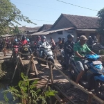 Jalur alternatif yang dilintasi warga selama pembangunan jembatan Sukodono.