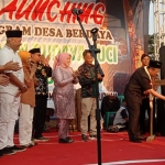 Pj. Bupati Pasuruan Dr. Andrianto saat meresmikan program desa berdaya di Desa Bulusari.