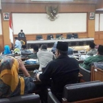 Bupati Gresik, Sambari HR saat membacakan nota RAPBD 2019. foto: SYUHUD/ BANGSAONLINE.
