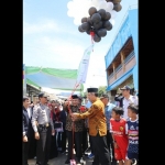 Plt Bupati H. Sanusi saat melepaskan Balon ke udara.