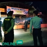 Personel Polres Blitar menyisir seluruh sudut garasi kantor guna sterilisasi. foto: AKINA/ BANGSAONLINE