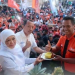 Khofifah Indar Parawansa bersama para buruh dalam suatu acara. Foto: Humas Pemprov Jatim