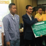 Direktur Keuangan SDM dan Umum Petrokimia Gresik Dwi Ary Purnomo saat menyerahkan Bestro secara simbolis.