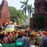 Aksi ratusan guru honorer di depan Kantor Pemkab Mojokerto. Mereka menyuarakan desakan keberpihakan terhadap K2. foto: YUDI EP/ BANGSAONLINE