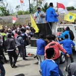 Massa mahasiswa tetap berada di depan pintu gerbang Mapolres, sementara massa penambang pasir berada di Barat pintu gerbang dengan pengamanan petugas kepolisian.