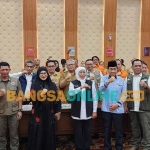 Gubernur Khofifah usai mengikuti rapat koordinasi percepatan penanganan bencana serta antisipasi bencana hidrometeorologi 2023-2024. Foto: DEVI FITRI AFRIYANTI/BANGSAONLINE