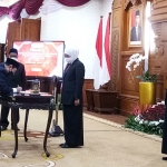 Gubernur Jatim, Khofifah Indar Parawansa, saat melantik jajaran Komisaris dan Direksi Bank Jatim. Foto: DEVI FITRI AFRIYANTI/BANGSAONLINE