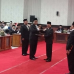 Pimpinan sementara DPRD Situbondo Edy Wahyudi saat menerima palu sidang dari Ketua DPRD Situbondo yang lama, Basori Shanhaji.  (foto: Mursidi/ BANGSAONLINE)