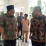 Pak De Karwo bersama M Nuh di kantor gubernur Jawa Timur, Jumat (29/1/2016). foto: didi rosadi/ BANGSAONLINE