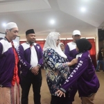 Pj Wali Kota Kediri Zanariah saat menyematkan jaket kepada perwakilan peserta. Foto: Ist.