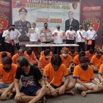 Kabid Humas Kombes Pol Gatot Repli Handoko, S.I.K. saat memimpin konferensi pers di halaman Ditreskrimum Polda Jatim, Senin (14/6). foto: ANATASIA/ BANGSAONLINE.com