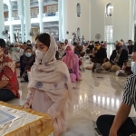 Ike Handayani Syafuldi (36 tahun), Rexy Jaya Sutanto (24 tahun), dan Adik Joko Subagiyo (30 tahun) saat ikrar syahadat dan masuk Islam di Masjid AAl-Akbar Surabaya, Jumat (1/1/2021).  Semula tiga muda-mudi itu beragama Kristen. Namun menemukan kebenaran dan kedamaian dalam Islam.